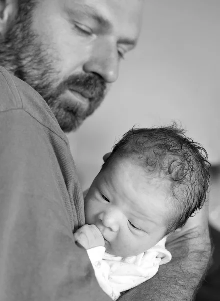 Pasgeboren babymeisje en vader. kind misbruik concept. — Stockfoto