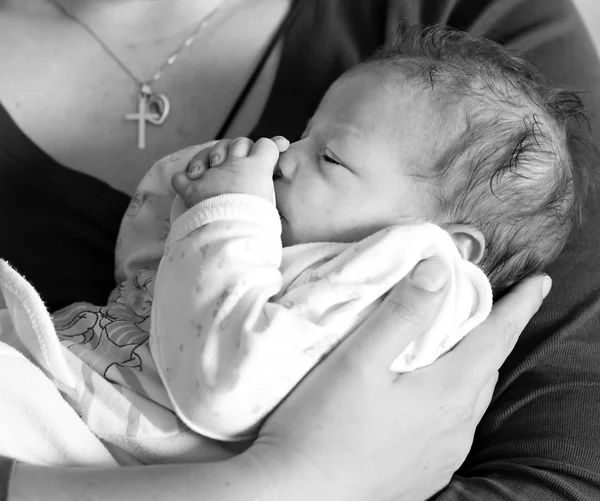 Mladá matka drží své novorozené dítě. zblízka — Stock fotografie