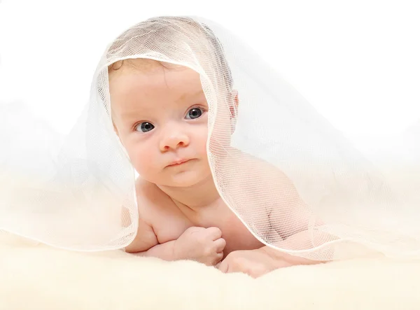 Happy baby ligger på sängen. — Stockfoto