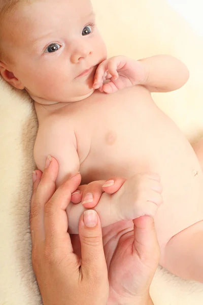 婴儿按摩 — 图库照片