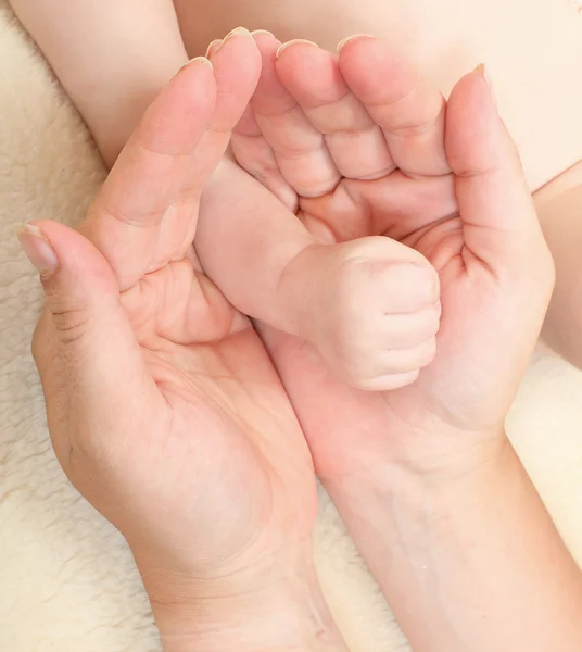 Madri e mani del bambino . — Foto Stock