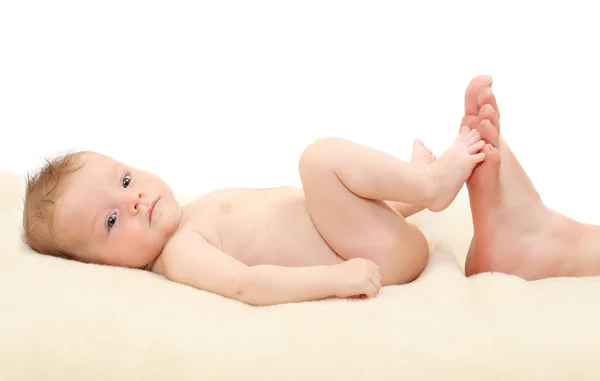 Gelukkig baby liggend op het bed. — Stockfoto