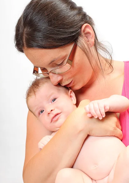 Junge Mutter und ihr weinendes Baby. — Stockfoto