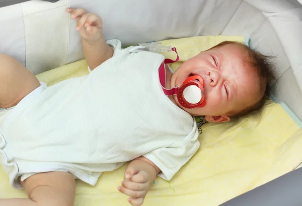 A chorar no carrinho de bebé. Conceito de abuso infantil . — Fotografia de Stock