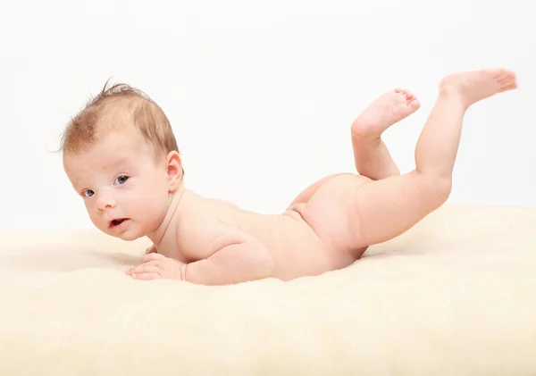 Bambino felice sdraiato sul letto . — Foto Stock