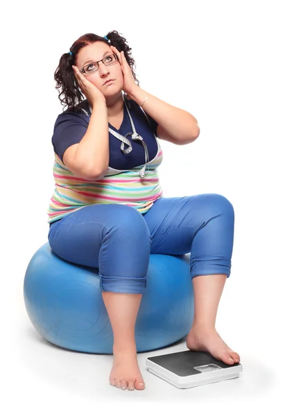 Mujer frustrada con una máquina de pesaje . — Foto de Stock