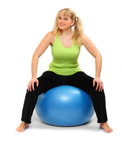 超重的年轻女子坐在健身球 — 图库照片