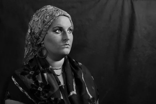 Portrett av kvinne med hodeplagg – stockfoto