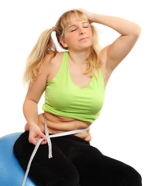 Przygnębiony nadwagę kobieta środek jej brzuch talia metrowy kij. — Zdjęcie stockowe