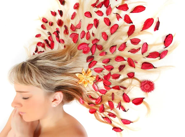 Giovane bella donna con erbe essiccate sui capelli lunghi — Foto Stock