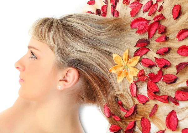 Jonge mooie vrouw met gedroogde kruiden op haar lange haren — Stockfoto