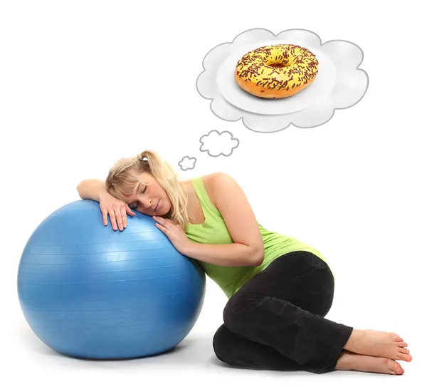 Mulher com excesso de peso a sonhar com a bola. Conceito de perda de peso . — Fotografia de Stock