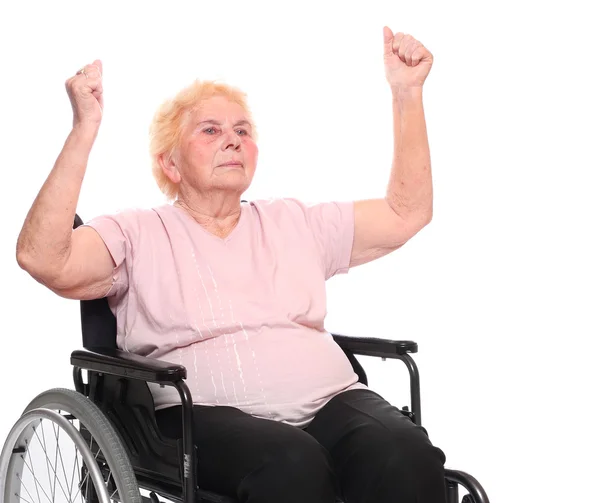 Üzerinde beyaz bir tekerlekli sandalyede oturan yaşlı belden aşağısı felçli kadın. — Stok fotoğraf