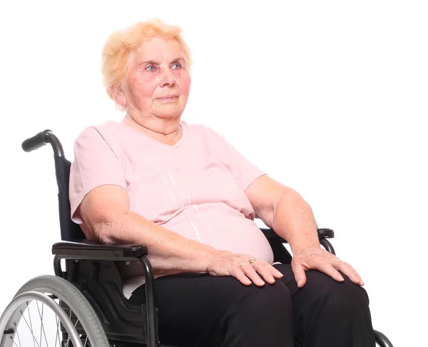 Anciana parapléjica sentada en silla de ruedas — Foto de Stock