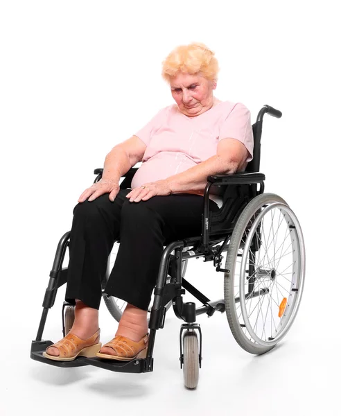 Anciana parapléjica sentada en silla de ruedas — Foto de Stock