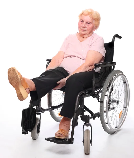 Legs disease of an elderly paraplegic woman sitting in a wheelchair. — Stock Photo, Image