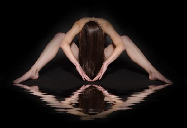 Klassische künstlerische Nacktheit Stil Bild der Frau arbeitet auf schwarzem Hintergrund — Stockfoto