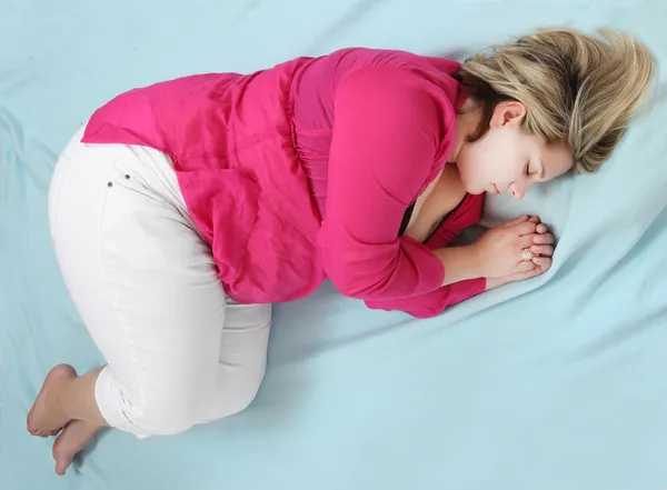 Избыточный вес женщины спит . — стоковое фото