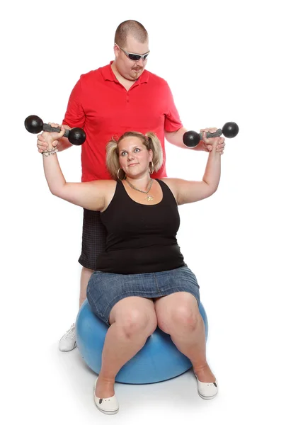 Overgewicht vrouw met haar persoonlijke fitnesstrainer trainen met halters. — Stockfoto