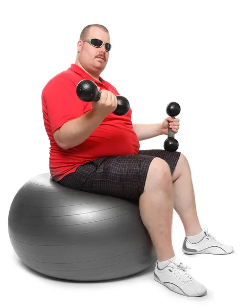 Gran hombre con sobrepeso haciendo ejercicio sobre un fondo blanco . — Foto de Stock