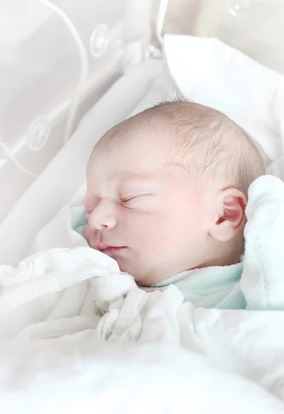 Bebê feliz deitado na cama . — Fotografia de Stock