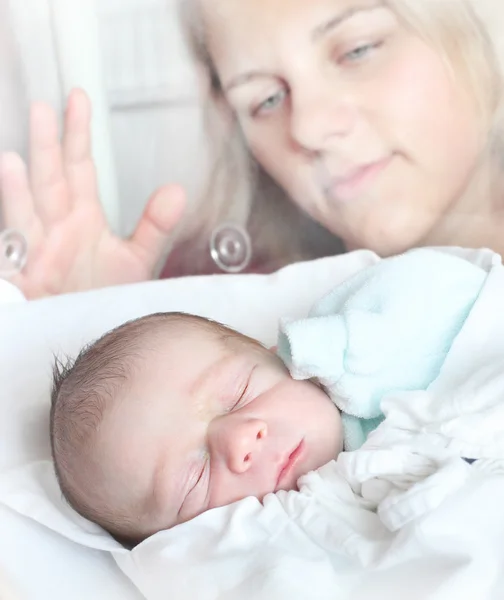 Pasgeboren babyjongen slapen in een incubator. — Stockfoto