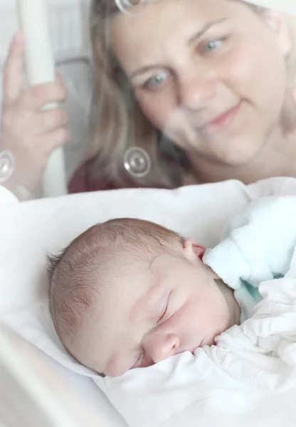 Pasgeboren babyjongen slapen in een incubator. — Stockfoto