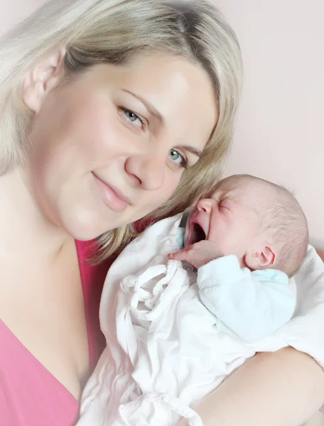 Jonge moeder met haar pasgeboren babyjongen. — Stockfoto