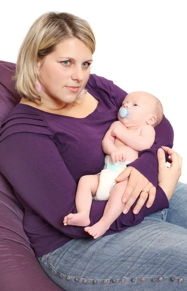 Joven madre con su bebé . — Foto de Stock