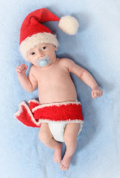 Foto de moda de um bebê bonito com chapéu de malha engraçado (chapéu de Papai Noel) para o tempo frio — Fotografia de Stock