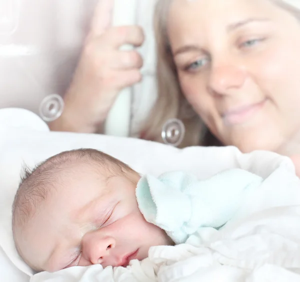 彼女の生まれたばかりの赤ちゃんの男の子を持つ若い母親. — ストック写真