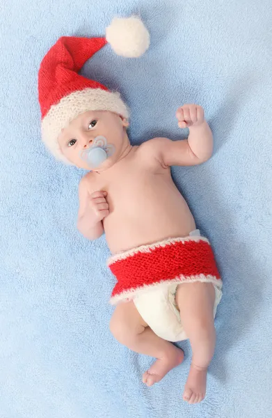 Foto de moda de un bebé lindo con sombrero de punto divertido (sombrero de Santa) para el clima frío —  Fotos de Stock