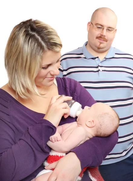 Junge übergewichtige Eltern füttern kleines Baby. — Stockfoto