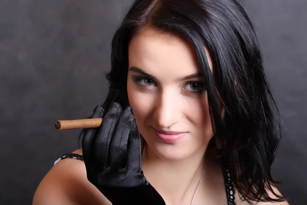 Porträt einer eleganten rauchenden Frau. Modefoto. — Stockfoto
