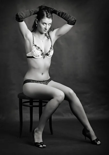 Studio shot jeunes belles femmes habillées en lingerie noire et blanche — Photo