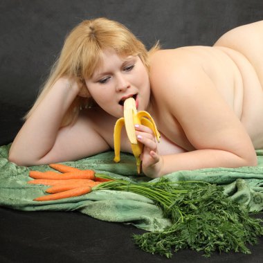 overgewicht jonge vrouw eten van groenten en fruit. gezonde levensstijl concept.