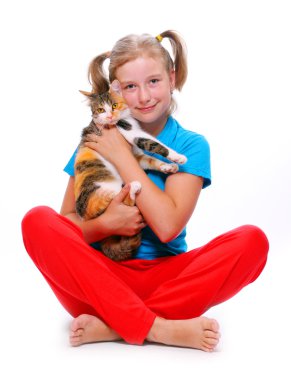 genç kız kedi ile oynarken.