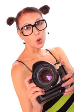 Profesyonel kameralı genç fotoğrafçı.