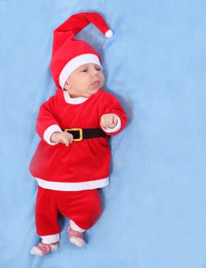 Şirin Bebek Noel Baba gibi giyinmiş.