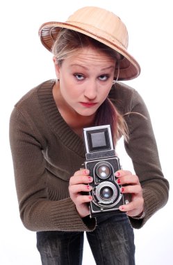 fotoğrafçı kamera ile tropikal bir takım elbise giymiş