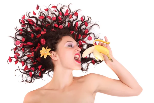 Mulher com flores comendo banana — Fotografia de Stock