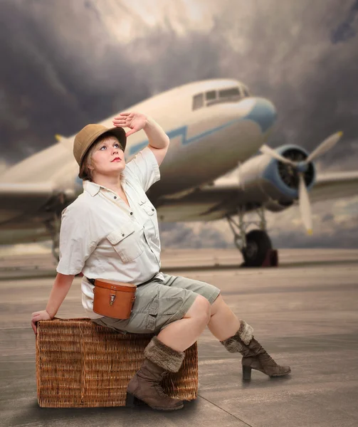 Retro-stijl foto van een reiziger met koffer te wachten op de luchthaven. — Stockfoto