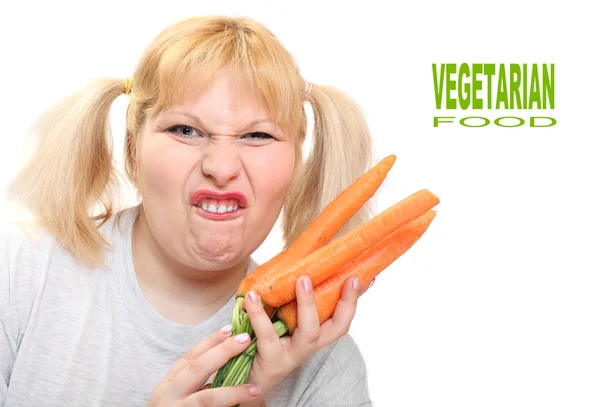 Mulher com excesso de peso com cenoura fresca. Conceito de perda de peso . — Fotografia de Stock