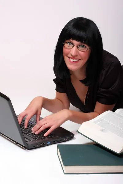 Porträtt av en attraktiv verksamhet tjej som arbetar på anteckningsboken. — Stockfoto