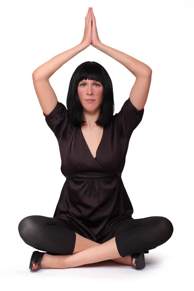 Junge attraktive Geschäftsfrau meditiert in Yoga-Lotus-Pose auf dem Boden. — Stockfoto