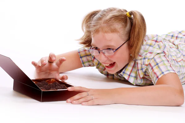 Giovane ragazza con caramelle al cioccolato . — Foto Stock