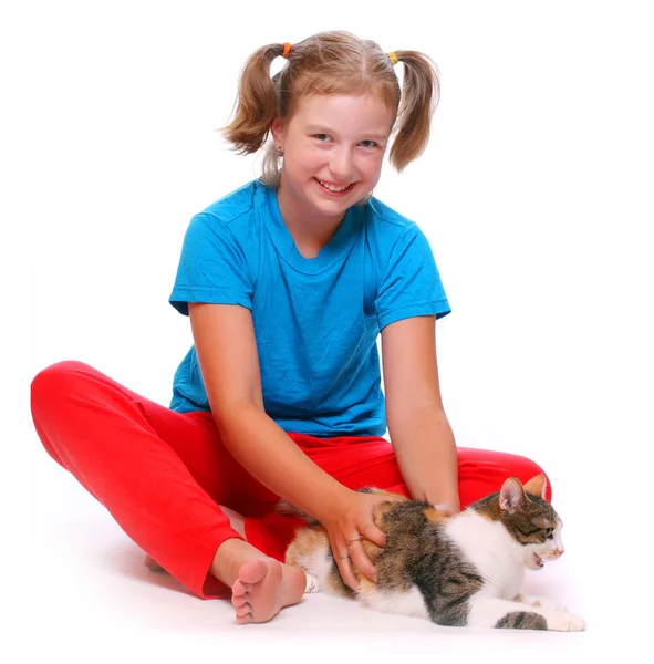 Ung flicka som leker med katt. — Stockfoto