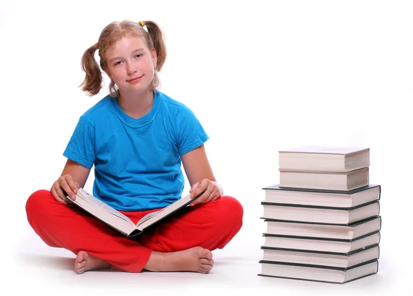 Portret van een mooi meisje met boeken. — Stockfoto