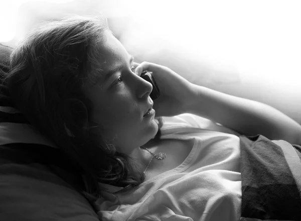 The ill girl calling with her mobile phone — Stock Photo, Image