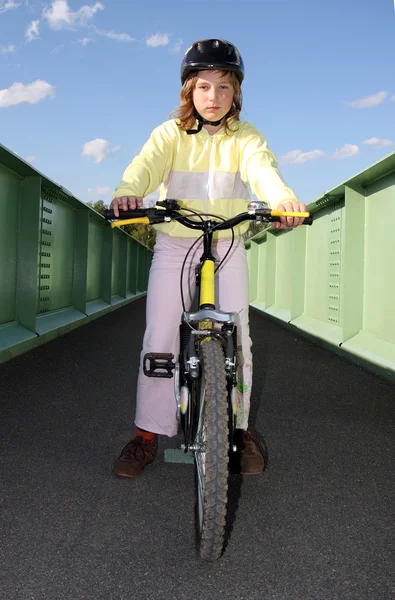 Chica joven en la bicicleta — Foto de Stock